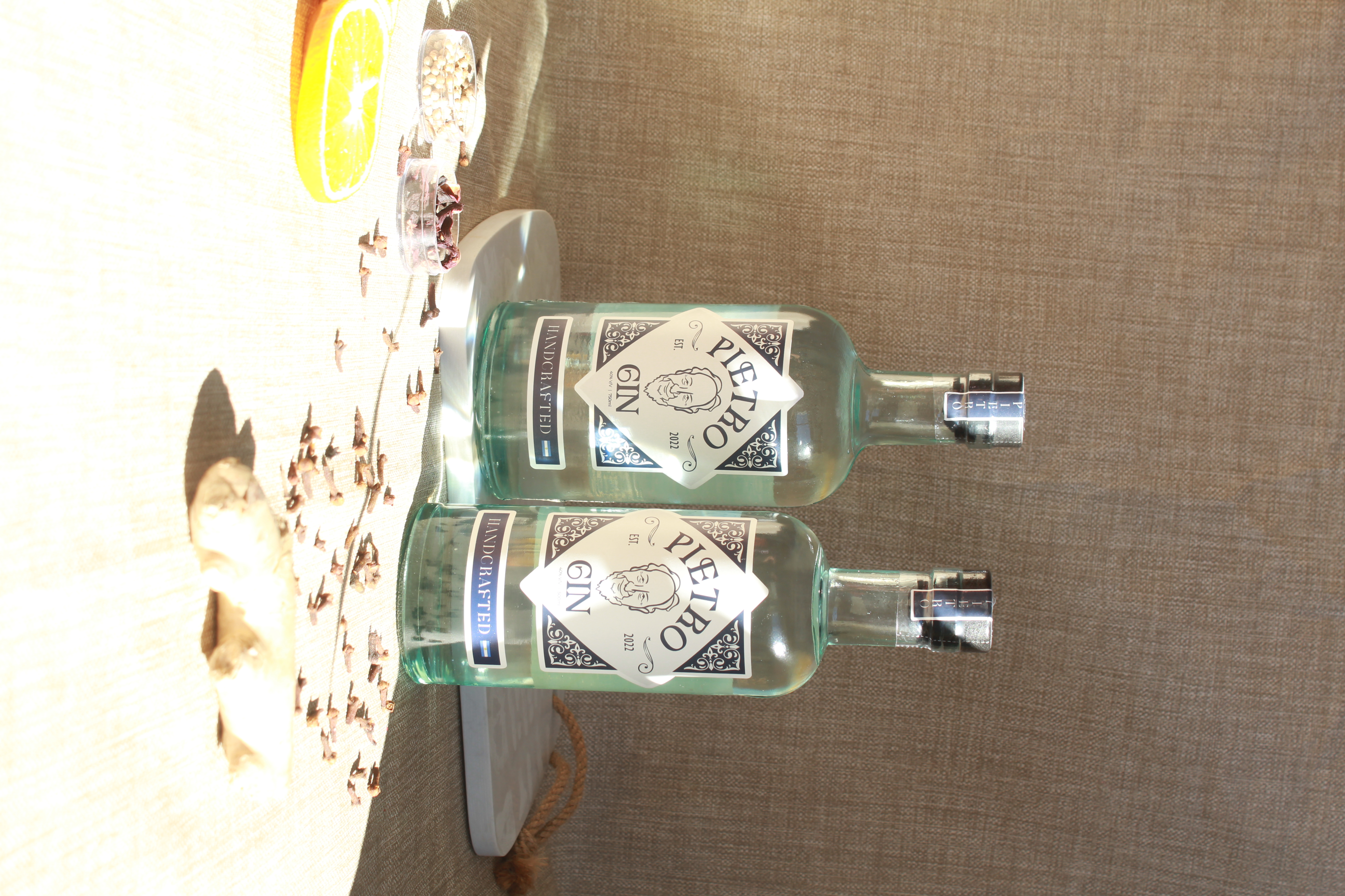 Botella de Pietro Gin rodeada de botánicos salvajes
