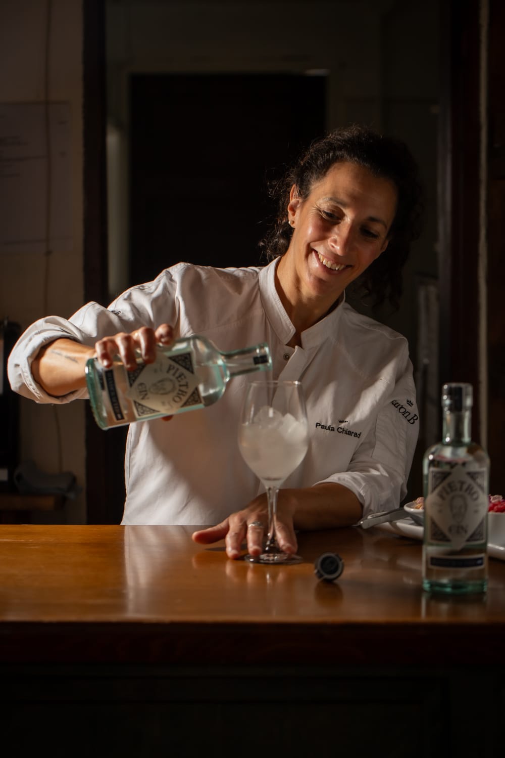Bartender sirviendo Pietro Gin