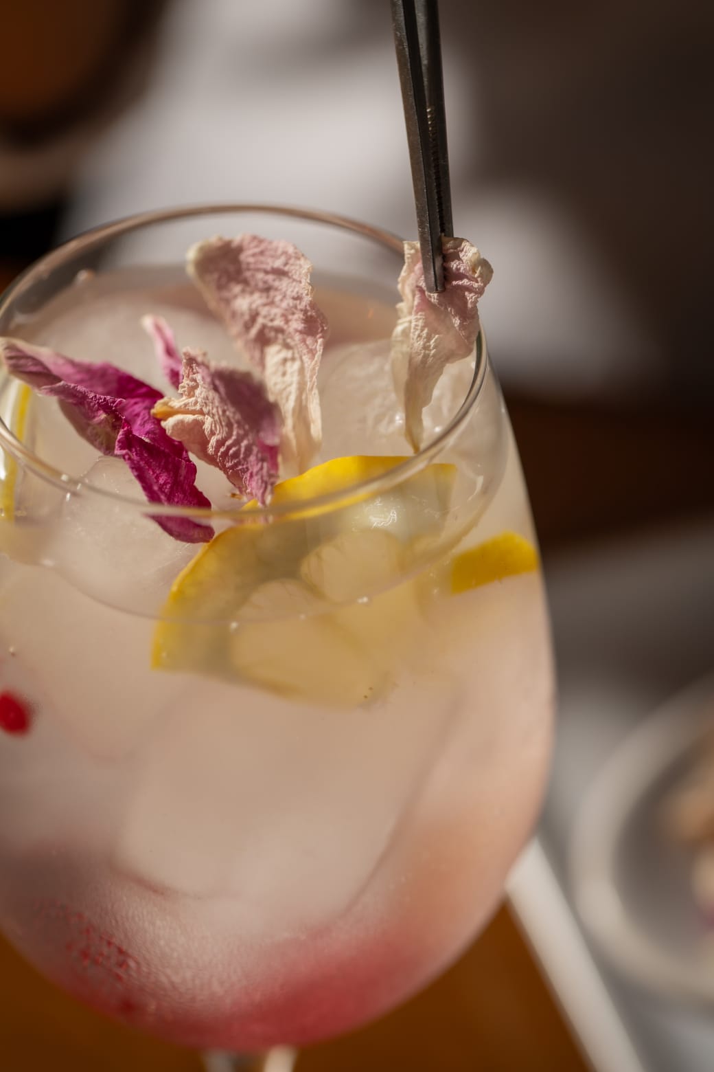 Botella Pietro Gin y copa servida